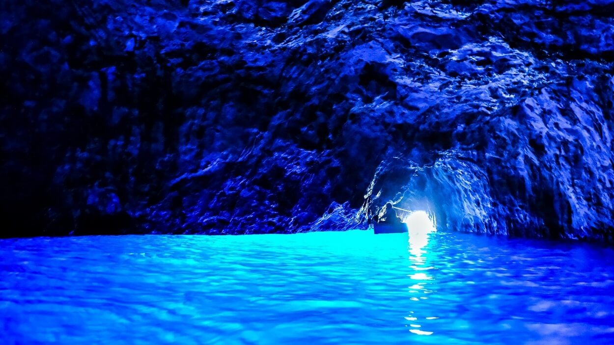 blue grotto capri, boat experience