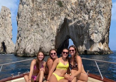 amiche in barca, foto ai famosi Faraglioni di Capri