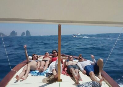 amici a bordo durante il tour in barca