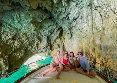 foto sotto grotta naturale, grotta dello smeraldo